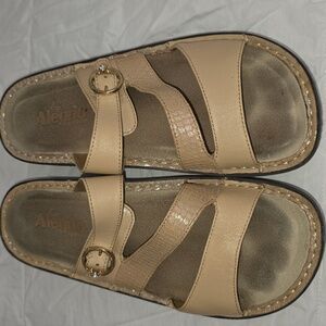 Alegria Sandals Butterfly Sides Womens Size 40 Cream & Shimmer (Christine #27)